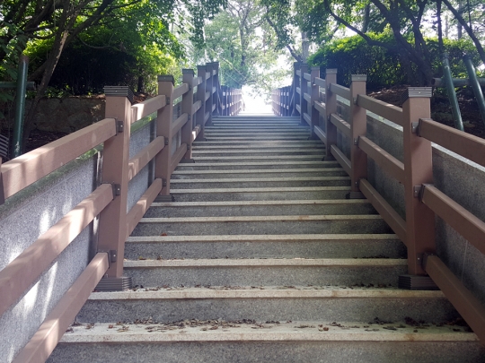 자유공원 노후계단 정비공사