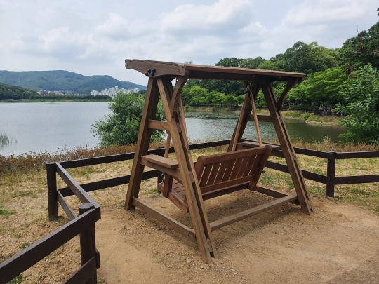 율목공원 흔들의자
